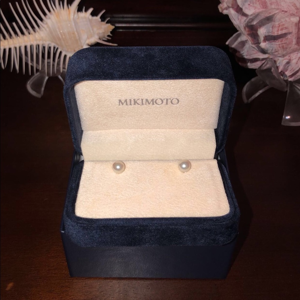 💙🌊BEAUTIFUL MIKIMOTO PEARL STUDS🌊💙